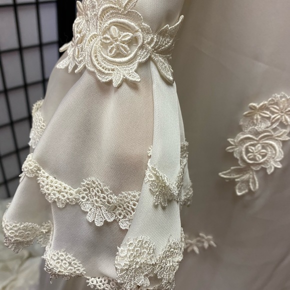 Exquisite Vintage Custom Ivory Wedding Dress/Veil - Picture 5 of 16